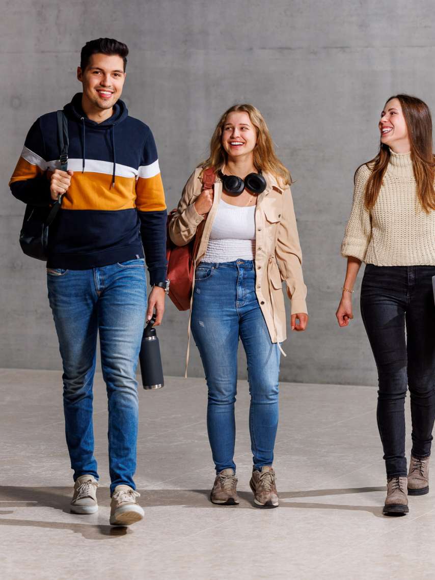 Informiere Dich über die IT-Lehrgänge an der OST