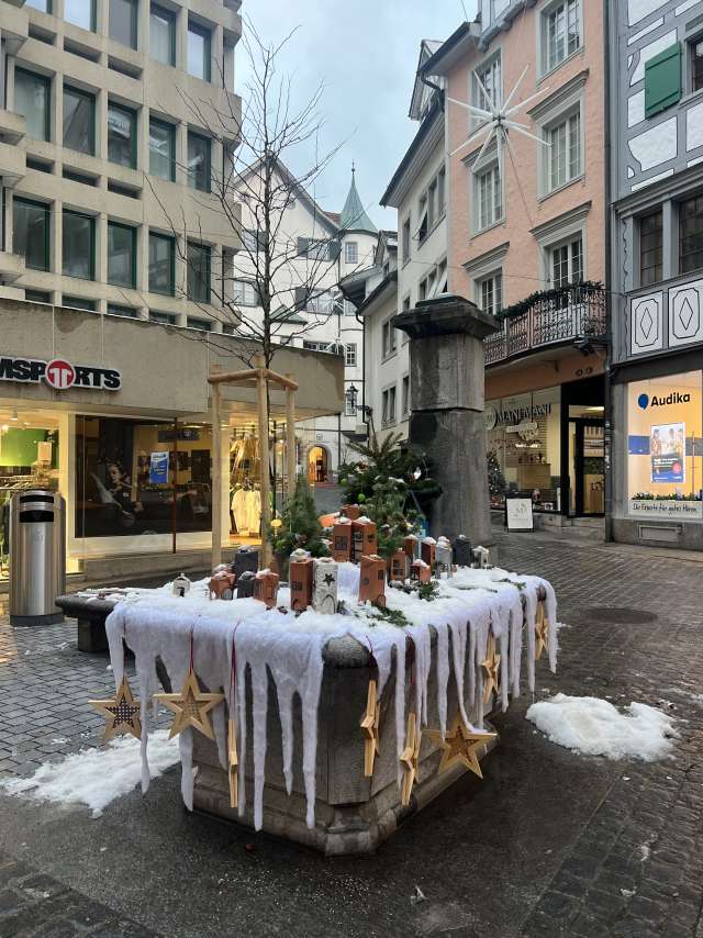 Sankt Strahlen - geschmückte Brunnen in der Innenstadt
